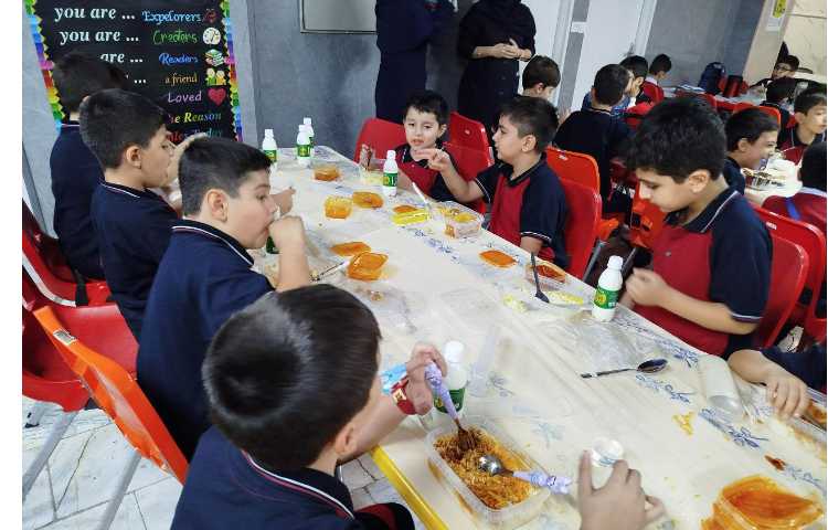 توزیع ناهار در سالن ناهار خوری 23