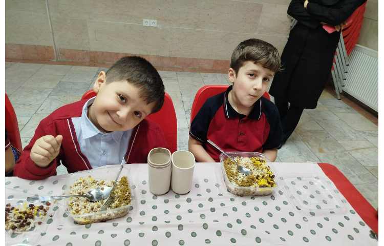 توزیع ناهار در سالن ناهار خوری 23