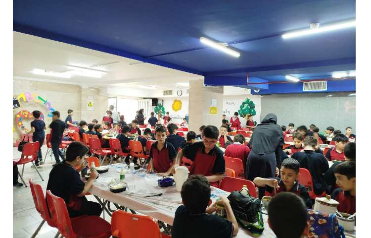 توزیع ناهار در سالن ناهار خوری 24