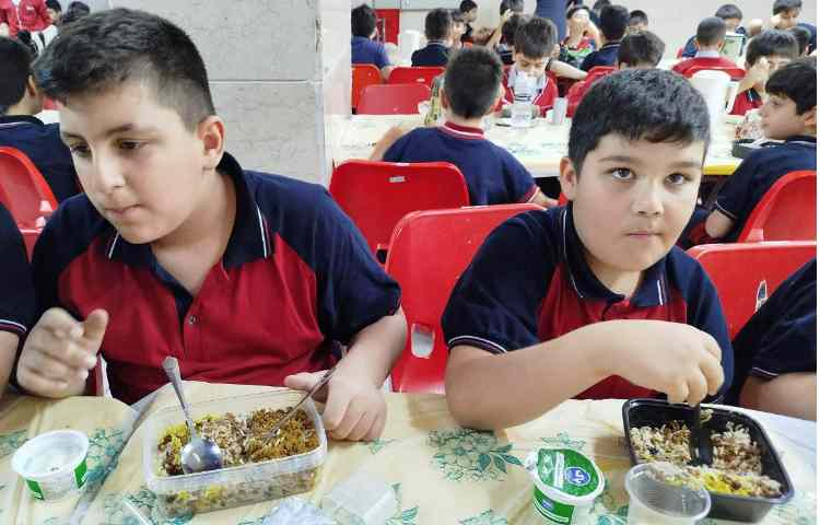 توزیع ناهار در سالن ناهار خوری 24