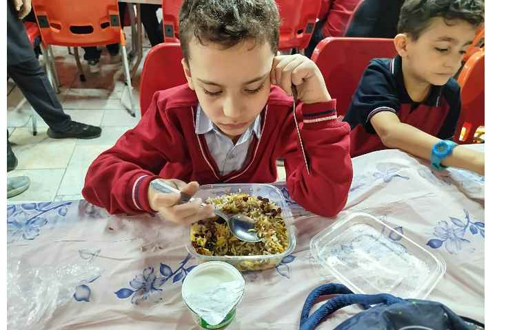 توزیع ناهار در سالن ناهار خوری 24