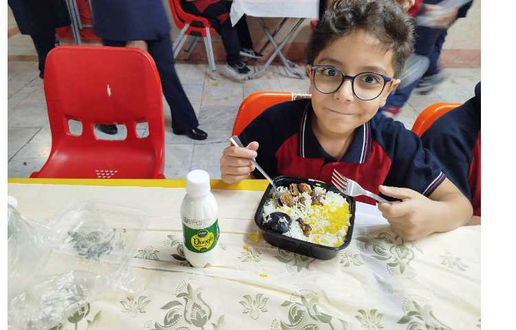 توزیع ناهار در سالن ناهار خوری 25