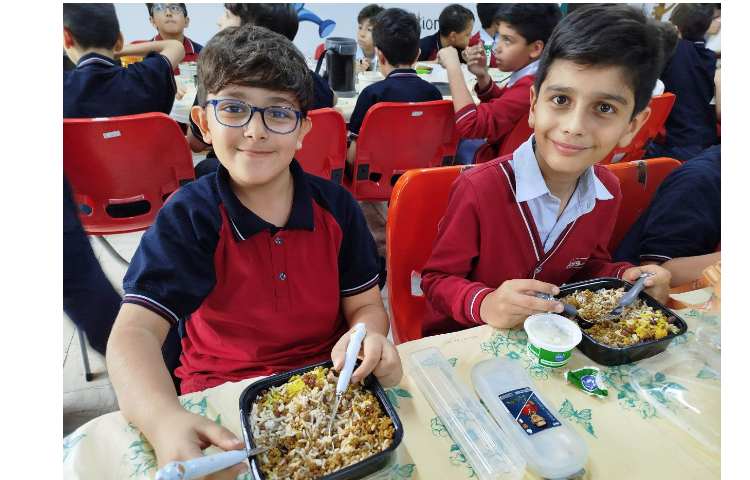 توزیع ناهار در سالن ناهار خوری 25