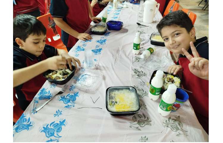 توزیع ناهار در سالن ناهار خوری 26