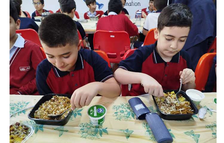 توزیع ناهار در سالن ناهار خوری 26