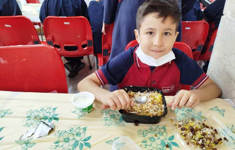 توزیع ناهار در سالن ناهار خوری 27