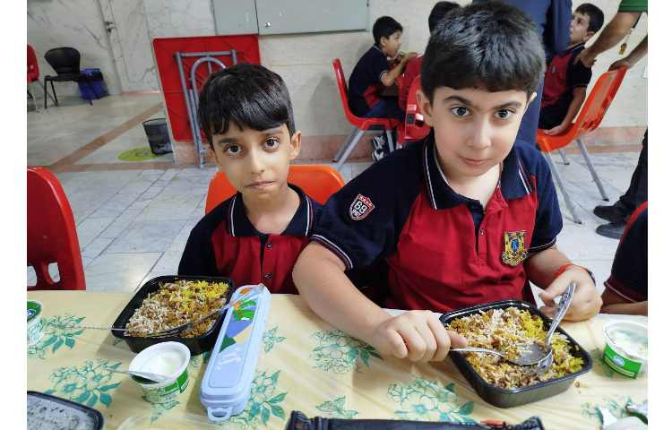 توزیع ناهار در سالن ناهار خوری 28