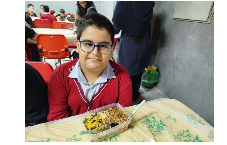 توزیع ناهار در سالن ناهار خوری 29