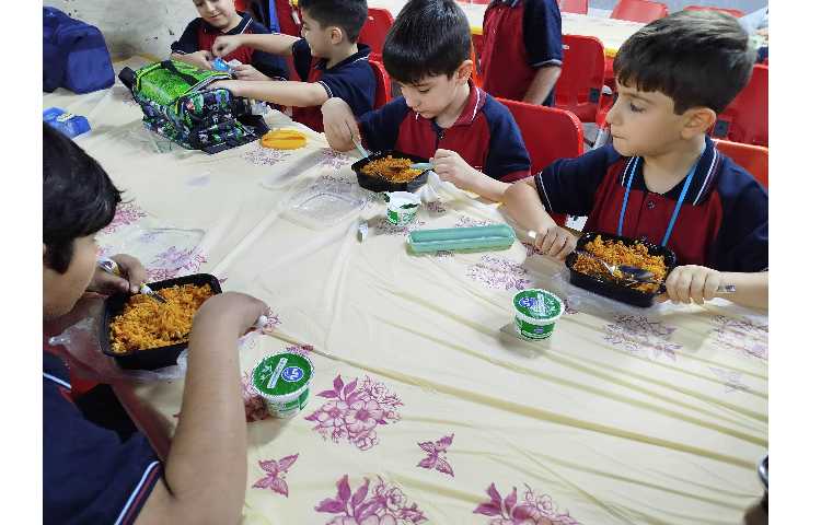 توزیع ناهار در سالن ناهار خوری 3