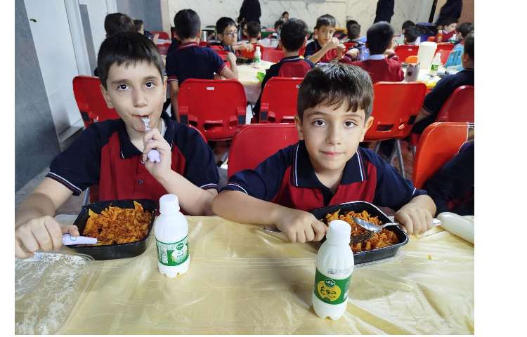 توزیع ناهار در سالن ناهار خوری 3