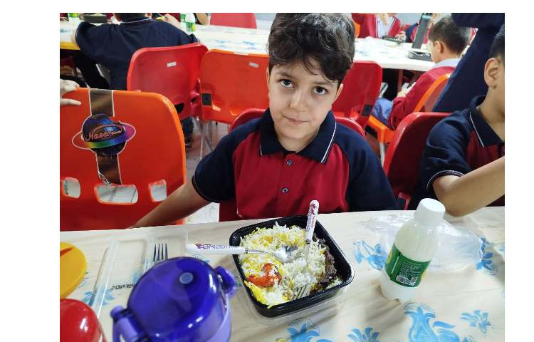 توزیع ناهار در سالن ناهار خوری 3