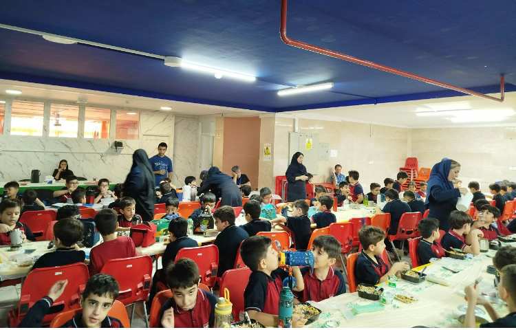 توزیع ناهار در سالن ناهار خوری 3