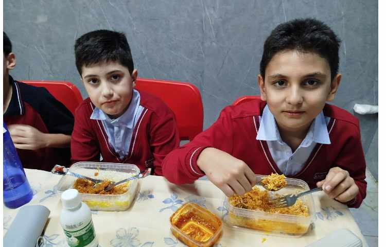 توزیع ناهار در سالن ناهار خوری 3