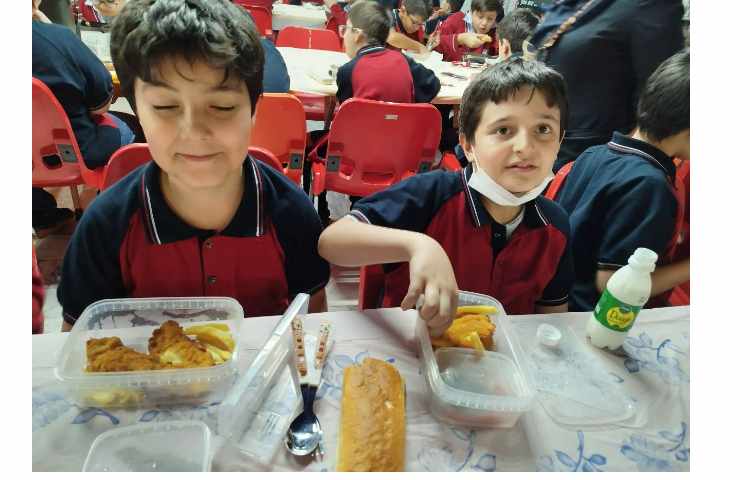 توزیع ناهار در سالن ناهار خوری 3