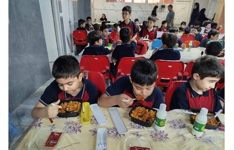 توزیع ناهار در سالن ناهار خوری 3