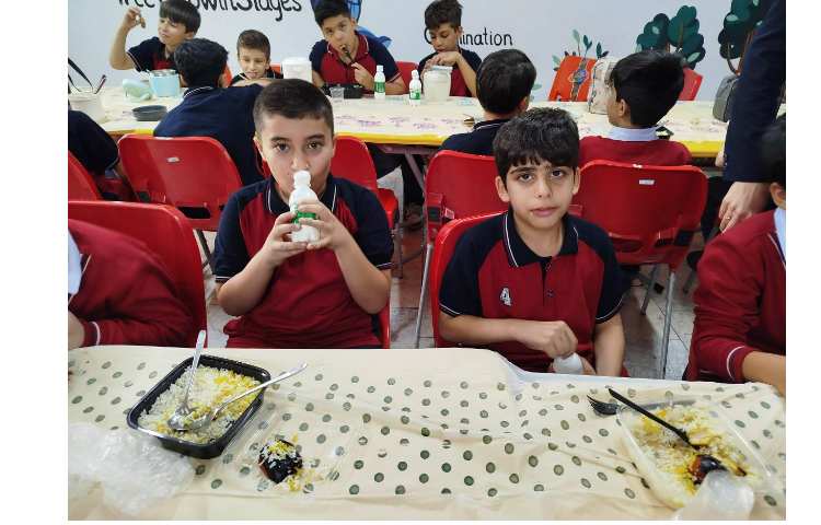 توزیع ناهار در سالن ناهار خوری 3