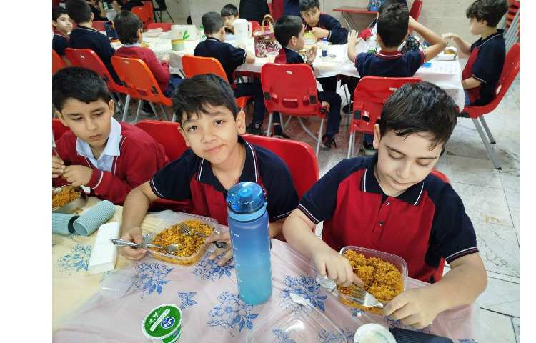 توزیع ناهار در سالن ناهار خوری 3