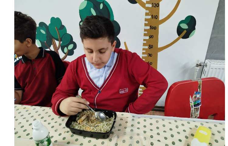 توزیع ناهار در سالن ناهار خوری 3