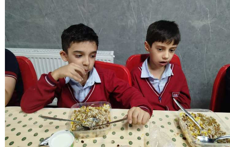 توزیع ناهار در سالن ناهار خوری 3