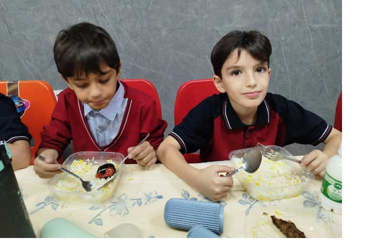 توزیع ناهار در سالن ناهار خوری 3