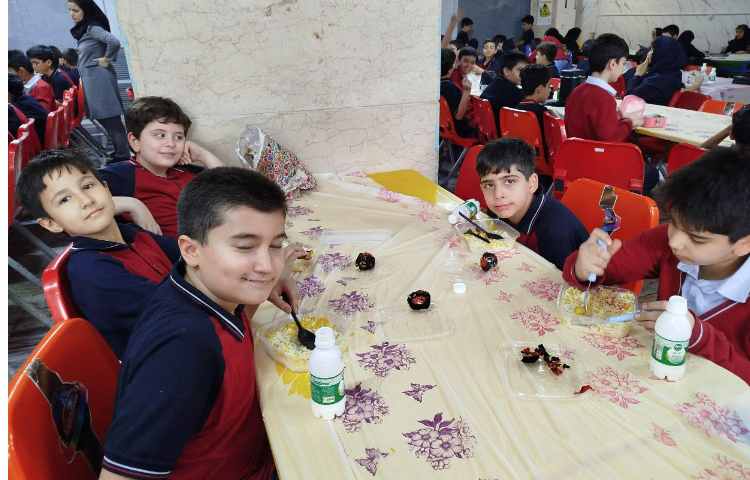 توزیع ناهار در سالن ناهار خوری 3