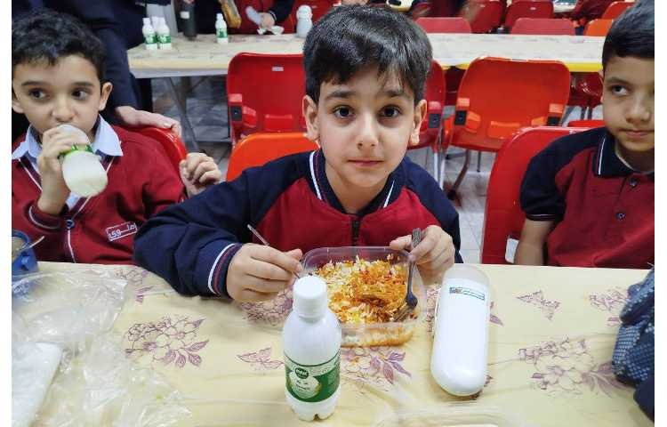 توزیع ناهار در سالن ناهار خوری 3