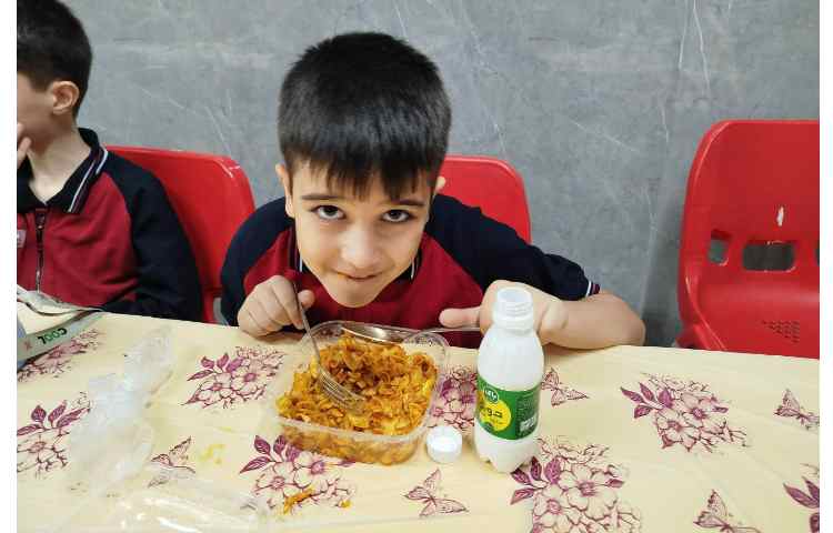 توزیع ناهار در سالن ناهار خوری 3