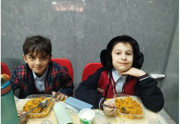 توزیع ناهار در سالن ناهار خوری 3