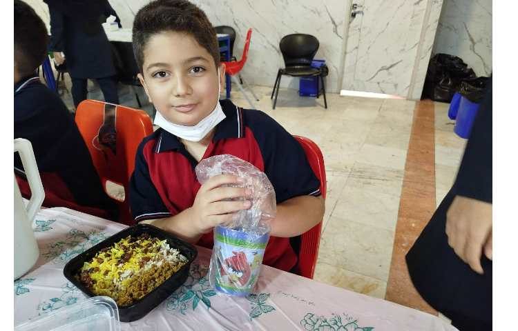 توزیع ناهار در سالن ناهار خوری 30