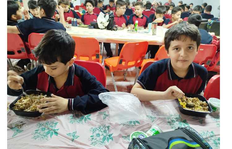 توزیع ناهار در سالن ناهار خوری 31