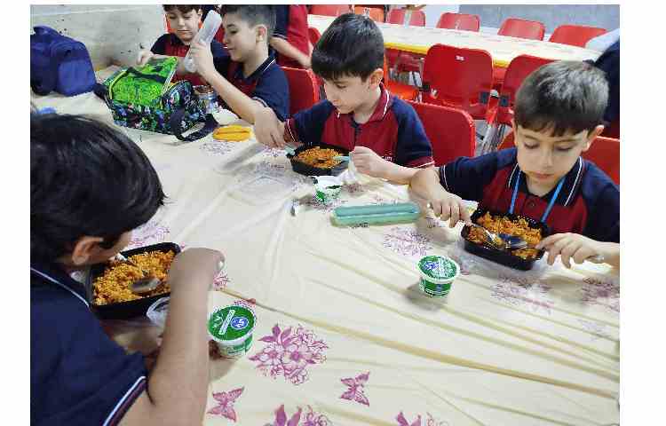 توزیع ناهار در سالن ناهار خوری 4