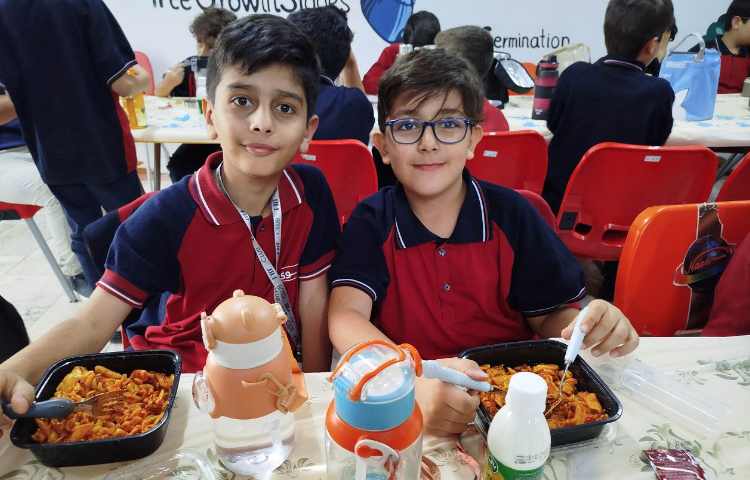 توزیع ناهار در سالن ناهار خوری 4