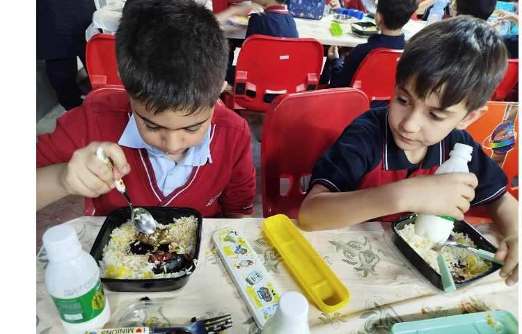 توزیع ناهار در سالن ناهار خوری 4