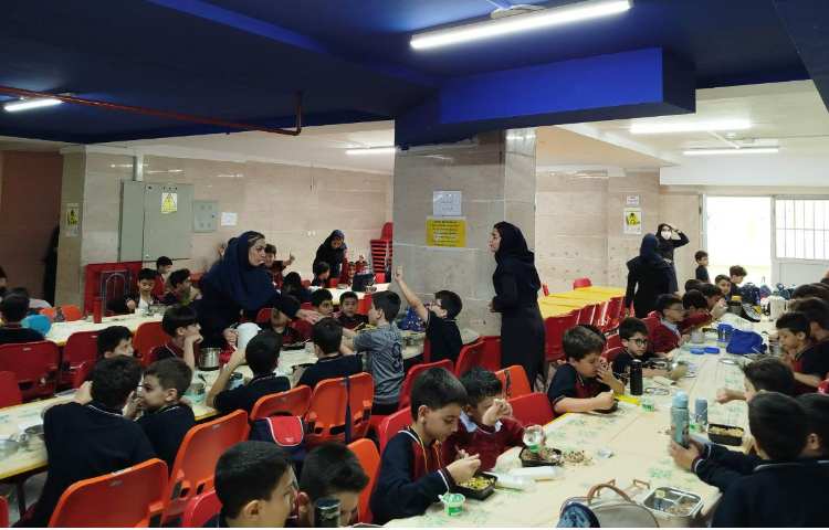 توزیع ناهار در سالن ناهار خوری 4