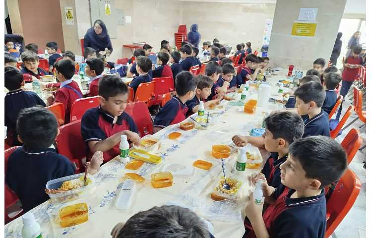 توزیع ناهار در سالن ناهار خوری 4