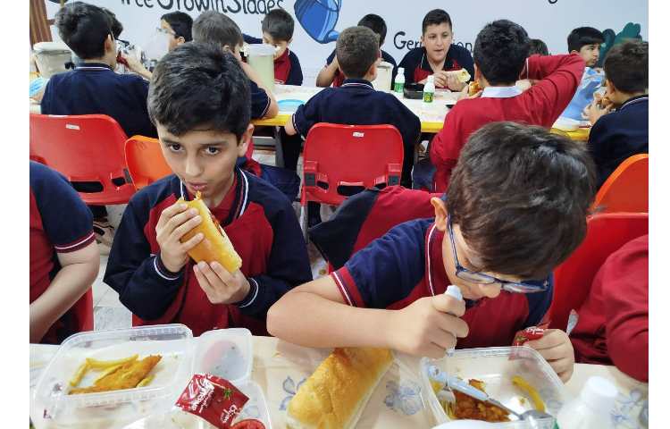 توزیع ناهار در سالن ناهار خوری 4