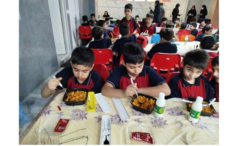 توزیع ناهار در سالن ناهار خوری 4