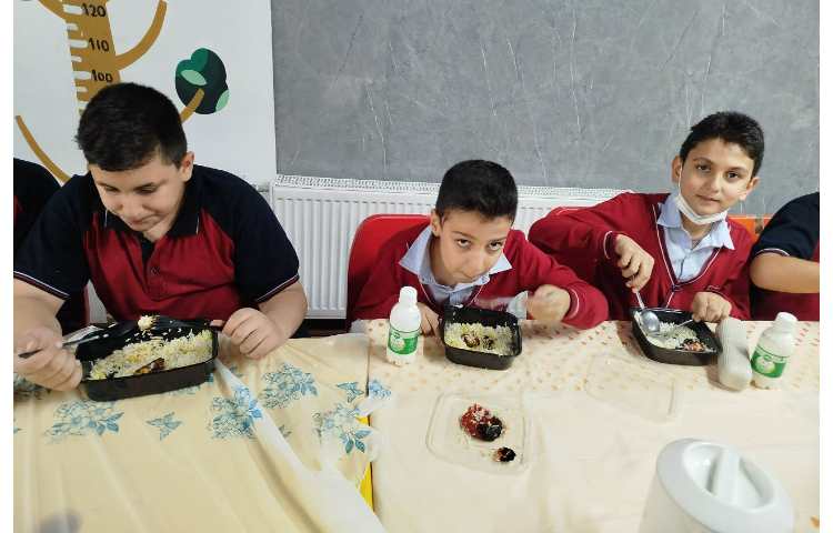 توزیع ناهار در سالن ناهار خوری 4