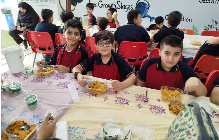 توزیع ناهار در سالن ناهار خوری 4