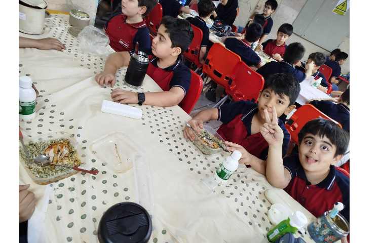 توزیع ناهار در سالن ناهار خوری 4