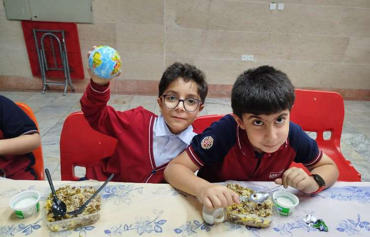 توزیع ناهار در سالن ناهار خوری 4