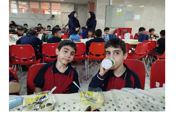 توزیع ناهار در سالن ناهار خوری 4