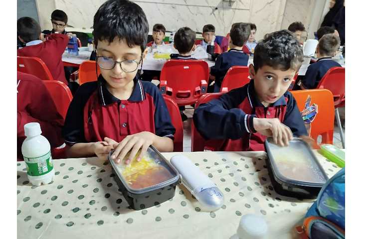 توزیع ناهار در سالن ناهار خوری 4