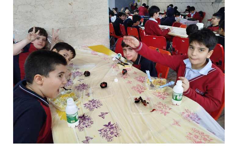 توزیع ناهار در سالن ناهار خوری 4