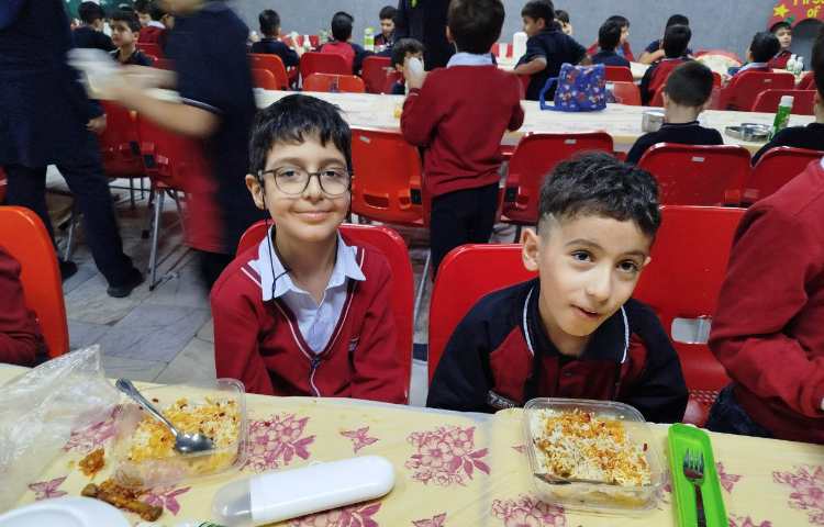 توزیع ناهار در سالن ناهار خوری 4