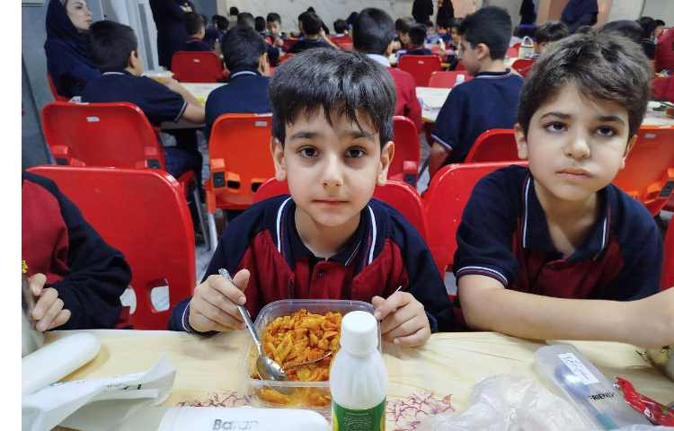 توزیع ناهار در سالن ناهار خوری 4