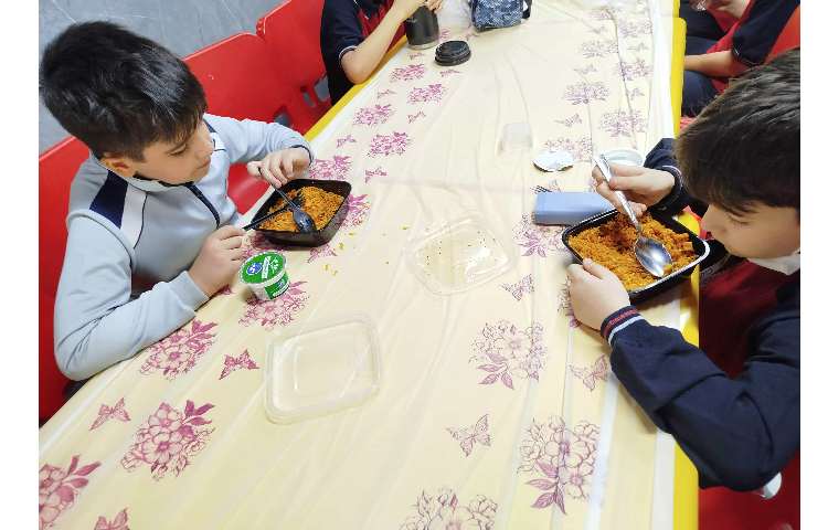 توزیع ناهار در سالن ناهار خوری 5