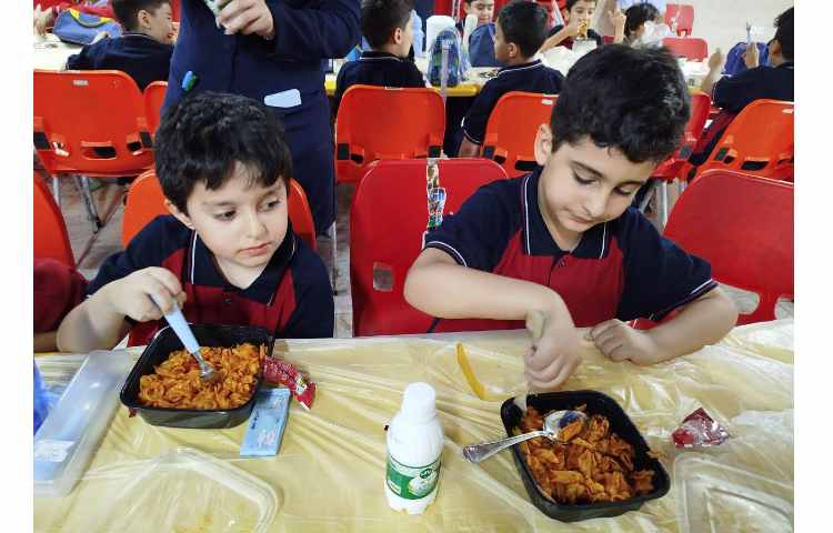 توزیع ناهار در سالن ناهار خوری 5