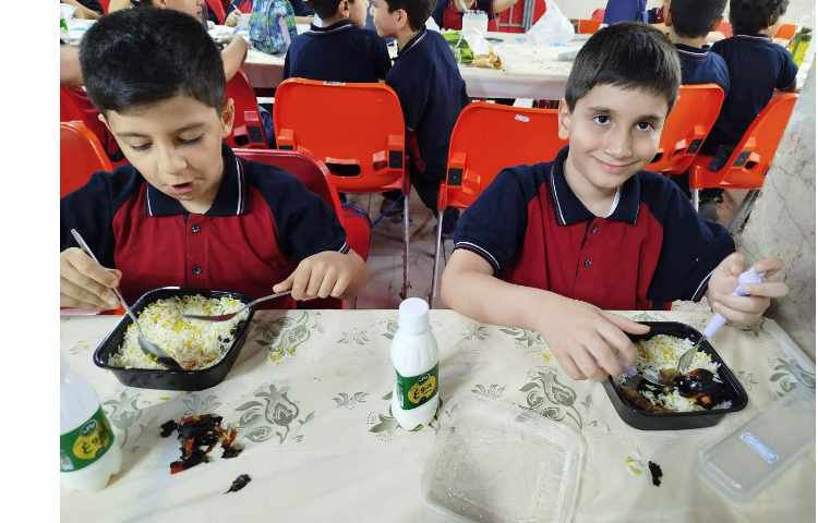 توزیع ناهار در سالن ناهار خوری 5