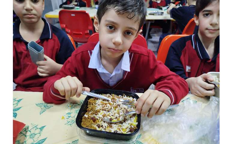 توزیع ناهار در سالن ناهار خوری 5